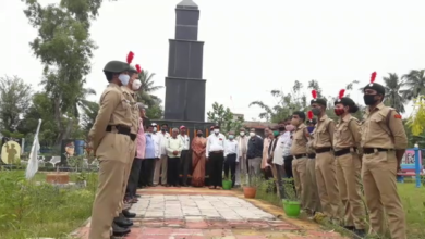 Photo of ସହିଦଙ୍କୁ ଶ୍ରଦ୍ଧାଞ୍ଜଳି : ‘ବନ୍ଦେ ମାତରମ୍’, ‘ଭାରତ ମାତା କି ଜୟ’ ସ୍ଲୋଗାନରେ ଫାଟି ପଡୁଥିଲା ସମଗ୍ର ଅଂଚଳ