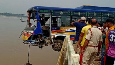 Photo of ବଡ ଦୁର୍ଘଟଣାରୁ ବର୍ତ୍ତିଲା ଅନୁଗୁଳ ବସ, ମହାନଦୀ ବ୍ରିଜ ଭାଙ୍ଗି ଓହଳିଗଲା