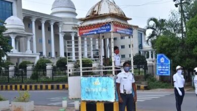 Photo of ଟ୍ରାଫିକ ପୋଲିସ ଗେରୁଆ ରଙ୍ଗର ରେନକୋଟ୍‌ ପିନ୍ଧିବେ