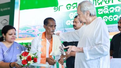 Photo of ନବୀନ ପଟ୍ଟନାୟକ କଲେ ପତାକା ଉତ୍ତୋଳନ, ସଂଗ୍ରାମୀ ଦାୟାଦଙ୍କୁ ସମ୍ମାନିତ