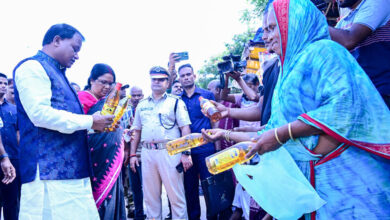 Photo of ଏକ ନମ୍ବର ହାଟ ଫୁଟପାଥରୁ ପୂଜା ସାମଗ୍ରୀ କିଣିଲେ ମୁଖ୍ୟମନ୍ତ୍ରୀ