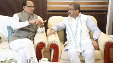 Photo of ସମ୍ବଲପୁର ନୀଳଡୁଙ୍ଗୁରିରେ ଟର୍ମିନାଲ ମାର୍କେଟ୍ କମ୍ପଲେକ୍ସ ପ୍ରତିଷ୍ଠା ପାଇଁ କୃଷି ମନ୍ତ୍ରୀଙ୍କୁ ଅନୁରୋଧ କଲେ ଧର୍ମେନ୍ଦ୍ର ପ୍ରଧାନ