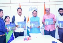 Photo of ଲେଖକ ବିଶ୍ୱମୋହନ ପଟ୍ଟନାୟକ ମୁଖ୍ୟମନ୍ତ୍ରୀଙ୍କୁ ପ୍ରଦାନ କଲେ ଭ୍ରମଣ ପୁସ୍ତକ