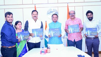 Photo of ଲେଖକ ବିଶ୍ୱମୋହନ ପଟ୍ଟନାୟକ ମୁଖ୍ୟମନ୍ତ୍ରୀଙ୍କୁ ପ୍ରଦାନ କଲେ ଭ୍ରମଣ ପୁସ୍ତକ