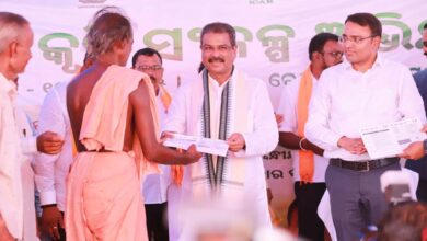 Photo of ସମ୍ବଲପୁରରେ ‘କୃଷି ରଥ’ର ଶୁଭାରମ୍ଭ କରିବା ସହ ଚାଷୀମାନଙ୍କୁ ସଏଲ୍ ହେଲଥ୍ କାର୍ଡ ବିତରଣ