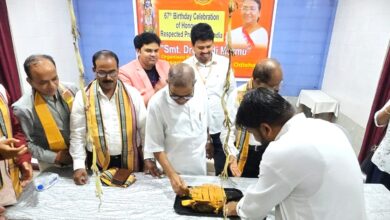 Photo of ଦ୍ରୌପଦୀ ମୁର୍ମୁଙ୍କ ୬୭ ତମ ଜନ୍ମ ଦିବସ ପାଳନ, ବୁଦ୍ଧିଜୀବୀ ମହଲରେ ପ୍ରଶଂସା ସାଉଁଟିଲା କେଶରୀୟା ହିନ୍ଦୁ ବାହିନୀ