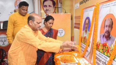 Photo of ଦୁଇ ବିବଂଗତ ନେତାଙ୍କୁ ଶ୍ରଦ୍ଧାଞ୍ଜଳି ଦେଲା ରାଜ୍ୟ ବିଜେପି, ଯୋଗଦେଲେ ସଭାପତି ମନମୋହନ