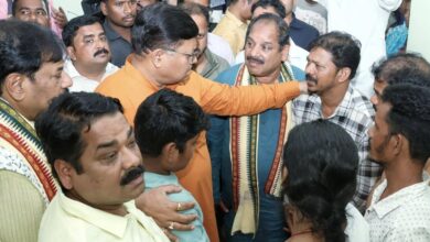 Photo of ପୁରୀରେ ମୃତବରଣ କରିଥିବା ବ୍ୟକ୍ତିଙ୍କ ପରିବାରଙ୍କୁ ଭେଟିଲେ ଆଇନ ମନ୍ତ୍ରୀ: ପ୍ରଦାନ କଲେ ୨୫ ଲକ୍ଷ ଟଙ୍କା