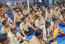 Photo of ଶେଷରେ ଆନ୍ଦୋଳନରୁ ଓହରିଲା ଡ୍ରାଇଭର ମହାସଂଘ, ଆଜିଠାରୁ ଧରିବେ ଷ୍ଟିୟରିଂ