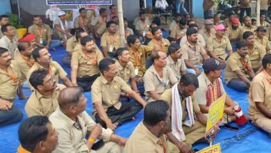 Photo of ଶେଷରେ ଆନ୍ଦୋଳନରୁ ଓହରିଲା ଡ୍ରାଇଭର ମହାସଂଘ, ଆଜିଠାରୁ ଧରିବେ ଷ୍ଟିୟରିଂ