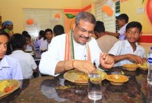 Photo of ଗଣେଶ ପୂଜାରେ ଛାତ୍ରଛାତ୍ରୀମାନଙ୍କ ସହ ପ୍ରସାଦ ସେବନ କଲେ କେନ୍ଦ୍ରମନ୍ତ୍ରୀ ଧର୍ମେନ୍ଦ୍ର ପ୍ରଧାନ