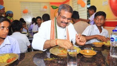 Photo of ଗଣେଶ ପୂଜାରେ ଛାତ୍ରଛାତ୍ରୀମାନଙ୍କ ସହ ପ୍ରସାଦ ସେବନ କଲେ କେନ୍ଦ୍ରମନ୍ତ୍ରୀ ଧର୍ମେନ୍ଦ୍ର ପ୍ରଧାନ