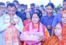Photo of ଭୁବନେଶ୍ବରର ଛଟ୍ ପୂଜାରେ ସାମିଲ ହେଲେ ମୁଖ୍ୟମନ୍ତ୍ରୀ ମୋହନ ମାଝୀ ଏବଂ ତାଙ୍କ ଧର୍ମପତ୍ନୀ
