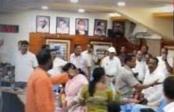 Photo of ସିଏମ୍ସି କାଉନସିଲ ବୈଠକରେ ହଙ୍ଗାମା: ବିଜେଡି ଓ ବିଜେପି କର୍ପୋରେଟର ମୁହାଁମୁହିଁ