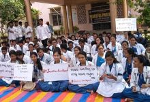 Photo of ଆଜିଠାରୁ କଳା ବ୍ୟାଚ୍ ପିନ୍ଧି ପ୍ରତିବାଦ କରିବେ ରାଜ୍ୟ ସରକାରୀ ଆୟୁଷ ଛାତ୍ରଛାତ୍ରୀ