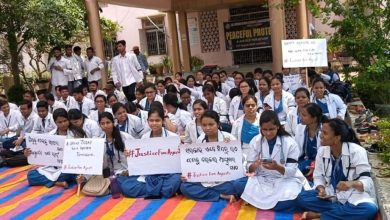 Photo of ଆଜିଠାରୁ କଳା ବ୍ୟାଚ୍ ପିନ୍ଧି ପ୍ରତିବାଦ କରିବେ ରାଜ୍ୟ ସରକାରୀ ଆୟୁଷ ଛାତ୍ରଛାତ୍ରୀ