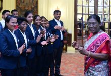 Photo of ଟି-୨୦ ବିଶ୍ୱକପ୍ ବିଜେତା ଭାରତୀୟ ଦୃଷ୍ଟିହୀନ ମହିଳା କ୍ରିକେଟ୍ ଦଳକୁ ଭେଟିଲେ ରାଷ୍ଟ୍ରପତି