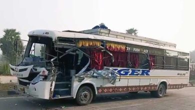 Photo of ଟ୍ରଲରକୁ ଧକ୍କା ଦେଲା ଘରୋଇ ବସ୍‌, ଜଣେ ମୃତ ୧୦ ରୁ ଅଧିକ ଆହତ