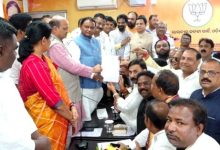 Photo of ବିଧାୟକଙ୍କ ଦରମା କମିବ ! ବିଜେପି ବିଧାୟକମାନେ ମୁଖ୍ୟମନ୍ତ୍ରୀଙ୍କୁ ଦେଲେ ପ୍ରସ୍ତାବ