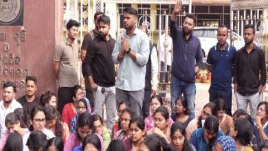 Photo of ଷ୍ଟାଇପେଣ୍ଡ ଦାବିରେ ଓୟୁଏଟି ଛାତ୍ରଛାତ୍ରୀଙ୍କ ଆନ୍ଦୋଳନ