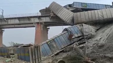 Photo of ମାଲଗାଡ଼ି ଟ୍ରେନ ଲାଇନଚ୍ୟୁତ, ନଦୀକୁ ଖସିଲା ଅନେକ ବଗି