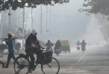 Photo of ଘନ କୁହୁଡ଼ି ସାଙ୍ଗକୁ ପ୍ରବଳ ଜାଡ଼ରେ ଥରୁଛି ଦିଲ୍ଲୀ