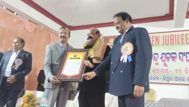 Photo of ଆନନ୍ଦ ଚନ୍ଦ୍ର ଯୁବକ ସଂଘ କ୍ରିକେଟ୍ ଟୁର୍ଣ୍ଣାମେଣ୍ଟର ସୁବର୍ଣ୍ଣ ଜୟନ୍ତୀ: ସାମ୍ବାଦିକ ଆଶିଷ ନାୟକଙ୍କୁ ସମ୍ମାନିତ