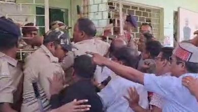 Photo of ବୋଲଗଡ ବିଡିଓଙ୍କ କାର ଭାଙ୍ଗିଦେଲେ ଜନପ୍ରତିନିଧି