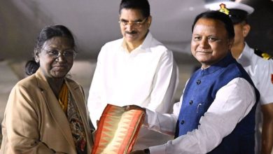 Photo of ଭୁବନେଶ୍ବରରେ ପହଞ୍ଚିଲେ ରାଷ୍ଟ୍ରପତି ଦ୍ରୌପଦୀ ମୁର୍ମୁ, ରାଜ୍ୟପାଳ ଓ ମୁଖ୍ୟମନ୍ତ୍ରୀ କଲେ ସ୍ବାଗତ