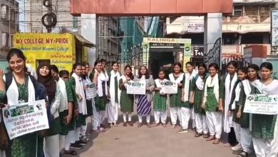 Photo of ବିଶ୍ବବିଦ୍ୟାଳୟ ମାନ୍ୟତା ଦାବିରେ ରାସ୍ତାକୁ ଓହ୍ଲାଇଲେ ଶୈଳବାଳା କଲେଜ ଛାତ୍ରୀ