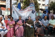 Photo of ଶୈଳବାଳାକୁ ବିଶ୍ଵବିଦ୍ୟାଳୟ ମାନ୍ୟତା ପ୍ରସଙ୍ଗ: ଆଲୋଚନା ପାଇଁ ଜିଲ୍ଲାପାଳ ଅଫିସରେ ନୁହେଁ, କଲେଜ ପରିସରରେ କରିବାକୁ ଛାତ୍ରୀଙ୍କ ଦାବି