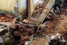 Photo of ଡ୍ରେନ୍‌ କାମ ଚାଲିଥିଲା ବେଳେ କାନ୍ଥ ଭୁଶୁଡ଼ି ୨ ମୃତ, ୪ ଗୁରୁତର