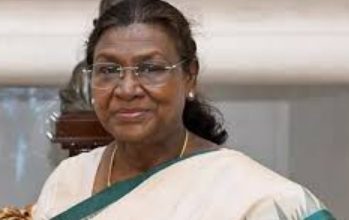 Photo of ସ୍ବାମୀଙ୍କ ପ୍ରତିମୂର୍ତ୍ତିରେ ମାଲ୍ୟାର୍ପଣ ଦେଲେ ରାଷ୍ଟ୍ରପତି