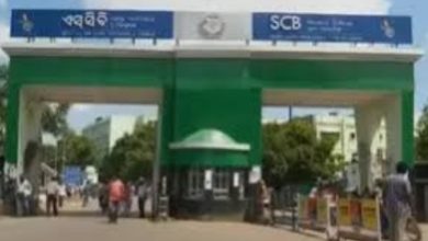 Photo of ଆଇସିୟୁରେ ଚରମ ଅବହେଳା: ବେଡ୍‌ରୁ ତଳକୁ ଖସିଲେ ରୋଗୀ