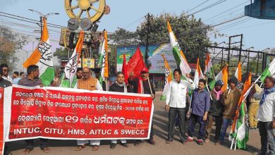 Photo of ଦେଶବ୍ୟାପୀ ଧର୍ମଘଟ ଡକରାରେ ପଶ୍ଚିମ ଓଡିଶା ଠପ୍, ଦୋକାନ ବଜାର ଗାଡି ମଟର ବନ୍ଦ
