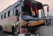 Photo of ବ୍ରିଜ୍‌ରେ ପିଟିହେଲା ତୀର୍ଥଯାତ୍ରୀ ବସ୍‌; ଡ୍ରାଇଭର ମୃତ, ୧୪ ଗୁରତର