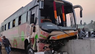 Photo of ବ୍ରିଜ୍‌ରେ ପିଟିହେଲା ତୀର୍ଥଯାତ୍ରୀ ବସ୍‌; ଡ୍ରାଇଭର ମୃତ, ୧୪ ଗୁରତର