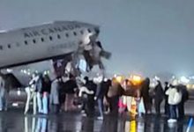 Photo of କାନାଡାରେ ବିମାନ-ଅଗ୍ନିଶମ ଗାଡ଼ି ମୁହାଁମୁହିଁ ଧକ୍କା: ଅଳ୍ପକେ ବର୍ତ୍ତିଲେ ଯାତ୍ରୀ