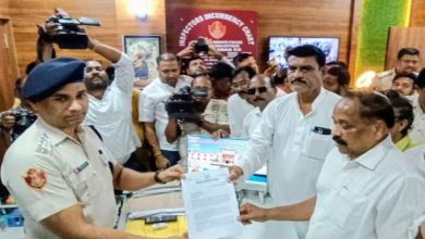 Photo of ଏସସିବି ମେଡିକାଲ ଅଗ୍ନିକାଣ୍ଡ ଘଟଣା: ସ୍ବାସ୍ଥ୍ୟମନ୍ତ୍ରୀଙ୍କ ଗିରଫ ଦାବିରେ ଥାନାରେ ଏତଲା ଦେଲା ବିଜେଡି