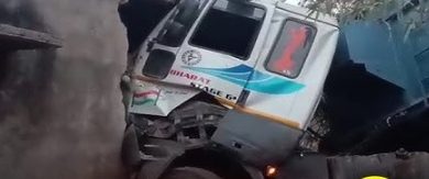 Photo of ଘର ଭିତରେ ପଶିଗଲା ଟ୍ରକ: ଜଣେ ମୃତ