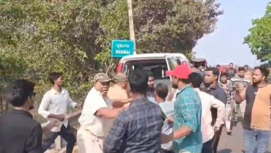 Photo of ପୋଲିସ ସାମ୍ନାରେ ଆଇନକୁ ହାତକୁ ନେଲେ ଲୋକେ; ରିକ୍ରିଏସନ୍ ବେଳେ ଅଭିଯୁକ୍ତକୁ ନିସ୍ତୁକ ମାଡ଼