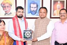 Photo of ସିଭିଲ ସର୍ଭିସ ପରୀକ୍ଷାରେ ୧୦୦ ତମ ସ୍ଥାନ ହାସଲ କରିଥିବା ସାତ୍ତ୍ୱିକ ସତ୍ୟକାମଙ୍କୁ ସମ୍ବର୍ଦ୍ଧିତ କଲେ ମୁଖ୍ୟମନ୍ତ୍ରୀ