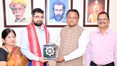 Photo of ସିଭିଲ ସର୍ଭିସ ପରୀକ୍ଷାରେ ୧୦୦ ତମ ସ୍ଥାନ ହାସଲ କରିଥିବା ସାତ୍ତ୍ୱିକ ସତ୍ୟକାମଙ୍କୁ ସମ୍ବର୍ଦ୍ଧିତ କଲେ ମୁଖ୍ୟମନ୍ତ୍ରୀ