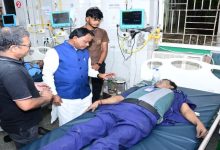 Photo of SCB ମେଡିକାଲ ଅଗ୍ନିକାଣ୍ଡ ଘଟଣା: ଆହତଙ୍କୁ ଭେଟିଲେ ମୁଖ୍ୟମନ୍ତ୍ରୀ