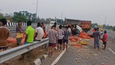 Photo of ଆଳୁ ବୋଝେଇ ଟ୍ରକ ଦୁର୍ଘଟଣାଗ୍ରସ୍ତ, ଡ୍ରାଇଭର ଓ ହେଲ୍ପର ମୃତ