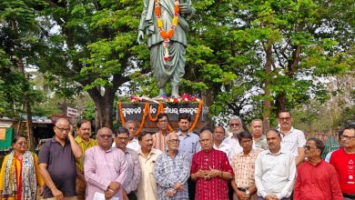Photo of ସ୍ୱଭାବ କବି ଗଙ୍ଗାଧର ମେହେରଙ୍କ ମହାବିଶ୍ରାମ ଦିବସ: ନାଲ୍‌କୋ ଛକସ୍ଥିତ ପ୍ରତିମୂର୍ତ୍ତିରେ ଶ୍ରଦ୍ଧାଞ୍ଜଳି