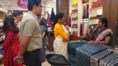 Photo of ଅନ୍ନପୂର୍ଣ୍ଣା ଗ୍ରାମୀଣ ବଜାର ’ଦ ଭିଲେଜ୍ ଷ୍ଟୋର’କୁ ଉପମୁଖ୍ୟମନ୍ତ୍ରୀଙ୍କ ପରିଦର୍ଶନ