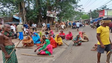 Photo of ଦଳିଦେଲା ଦନ୍ତା: ରାସ୍ତାରେ ମୃତଦେହ ରଖି ସ୍ଥାନୀୟ ଲୋକଙ୍କ ପ୍ରତିବାଦ