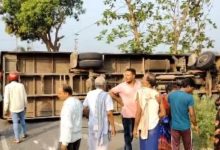 Photo of ଓଲଟିଲା ଯାତ୍ରୀବାହୀ ବସ, ୨୦ ଗୁରୁତର