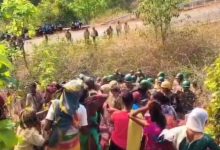 Photo of ରଣକ୍ଷେତ୍ର ପାଲଟିଲା ସିଜିମାଳି: ରାସ୍ତା ନିର୍ମାଣକୁ ବିରୋଧ କରି ଭୟଙ୍କର ପଥରମାଡ଼, ୫୦ରୁ ଅଧିକ ପୋଲିସ ଆହତ